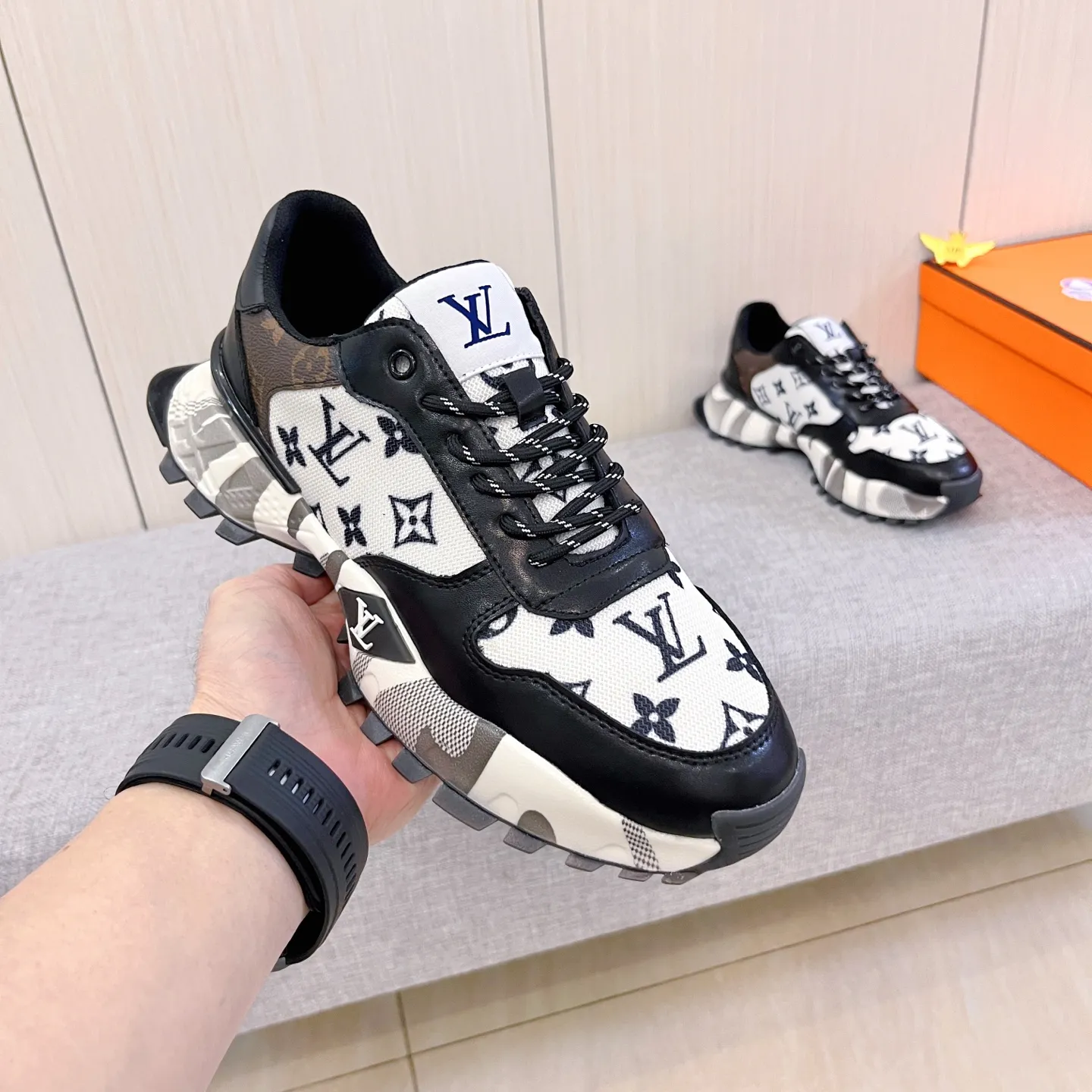 Men's shoes💰 460💰[LV]🔥Louis Vuitton, high-end men's shoes brand, official website 1:1 latest masterpiece: the upper is made of Italian imported first-layer cowhide with a comfortable and breathable lining➕original non-slip and wear-resistant outsole🔥, making walking more convenient and comfortable! An exclusive new model, a stunning work, a beautiful 1:1 replica [color] compared to the official quality! Create a fashionable personality to set off your uniqueness! A must-have for trendy men! Classic 🔥 Size: 38-44 Color: 🔥 2 colors available 🔥.